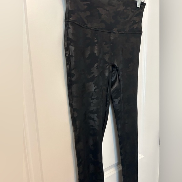 Spanx Faux Leather Camo Leggings Medium Petite - Picture 2 of 6